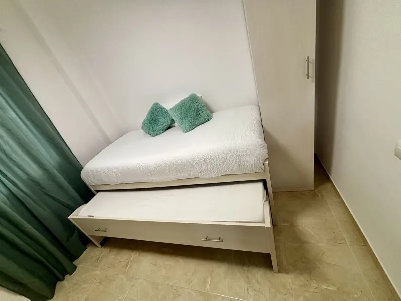 Dormitorio con cama nido